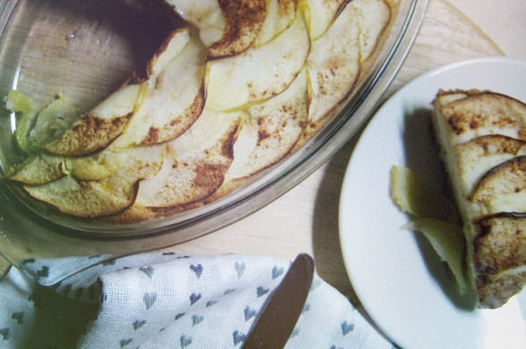 Рецепт Шарлотка яблучна з вершковим маслом