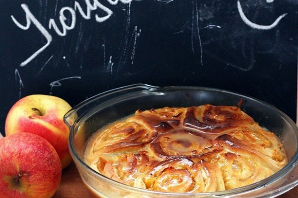 Рецепт Дієтична яблучна шарлотка з медом на житнього борошна