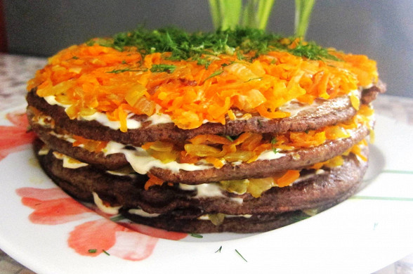 Рецепт Печінковий торт з морквою і цибулею
