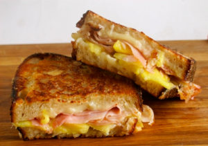 653 Гарячий бутерброд "Сніданок школяра" з тостом, сиром, шинкою і яйцем