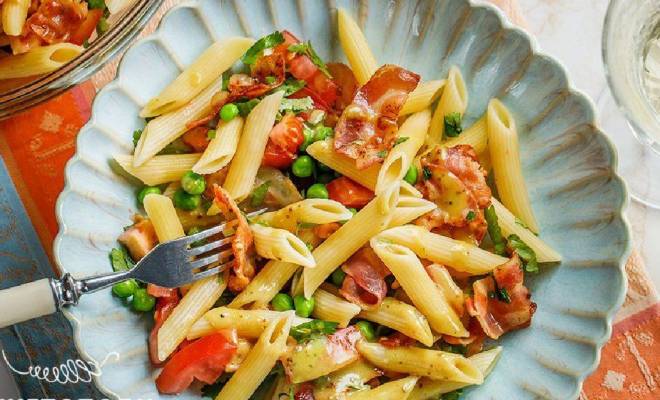 8108 Рецепт Паста пене в основі, салат з беконом і томатами
